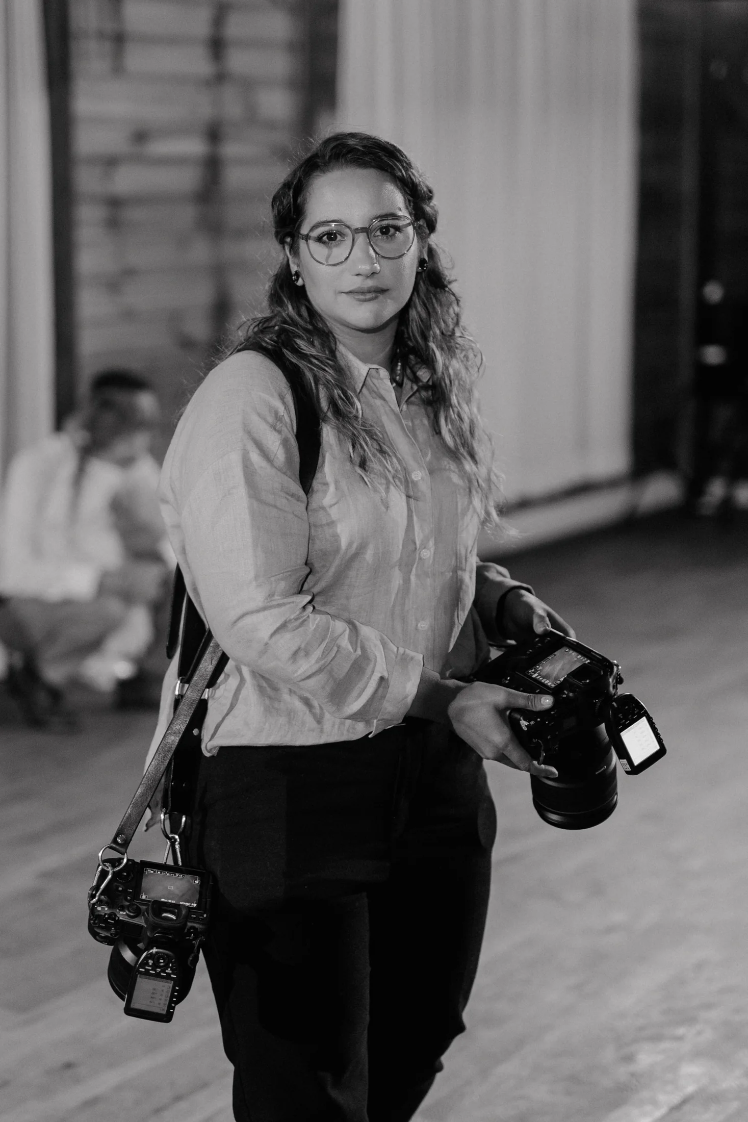 Fotografka OKAPI STUDIO z kamerą podczas realizacji